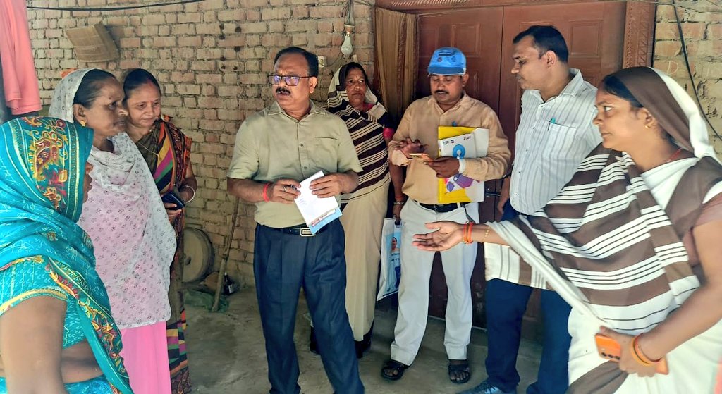 cdoamethi's tweet image. आज दिनांक 22 जुलाई 2025 को संचारी रोग नियंत्रण अभियान के अंतर्गत ग्राम नेवादा कुनू (विकास खंड संग्रामपुर) में मुख्य चिकित्सा अधिकारी, अमेठी द्वारा पन्नालाल, रोशन, उमाशंकर एवं अशोक तिवारी के घरों का निरीक्षण कर संचारी रोगों से बचाव हेतु स्वास्थ्य शिक्षा प्रदान की गई।