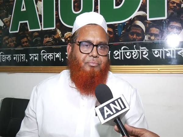 NANDANPRATIM's tweet image. The people of Uriamghat were settled there by former Chief Minister Golap Borbora.
He took this decision to protect Assam’s land from Nagaland’s aggression.
From time to time, they have fought against the Nagas and defended the land.
Now, instead of rewarding them, Himanta…