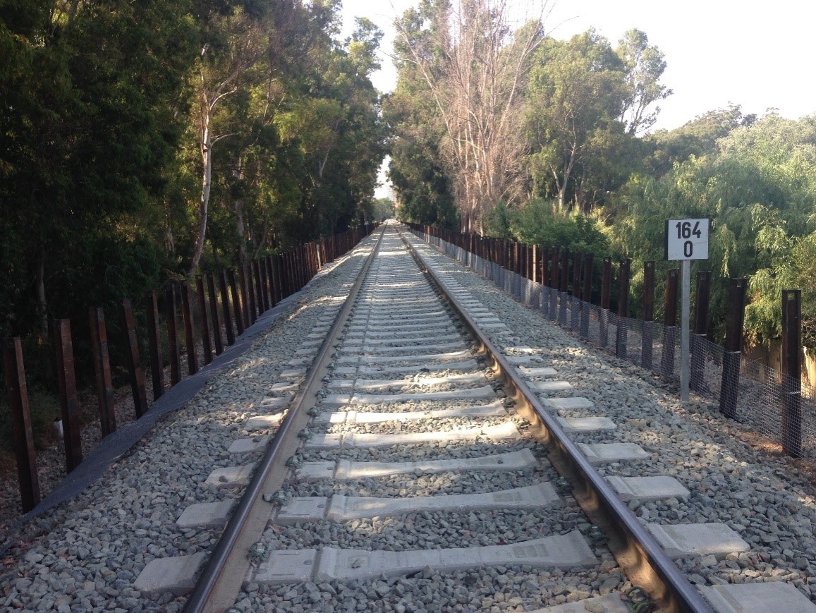 Adif_es's tweet image. 🔛🛤️#RedConvencional • Modernizamos el tramo Bobadilla‑Ronda (43 km), sustituyendo elementos de vía (balasto, traviesas, carril) y aumentando la capacidad de drenaje.
✅ Adaptación de pasos superiores para la futura electrificación.
✅ Refuerzo de estructuras y adaptación de…