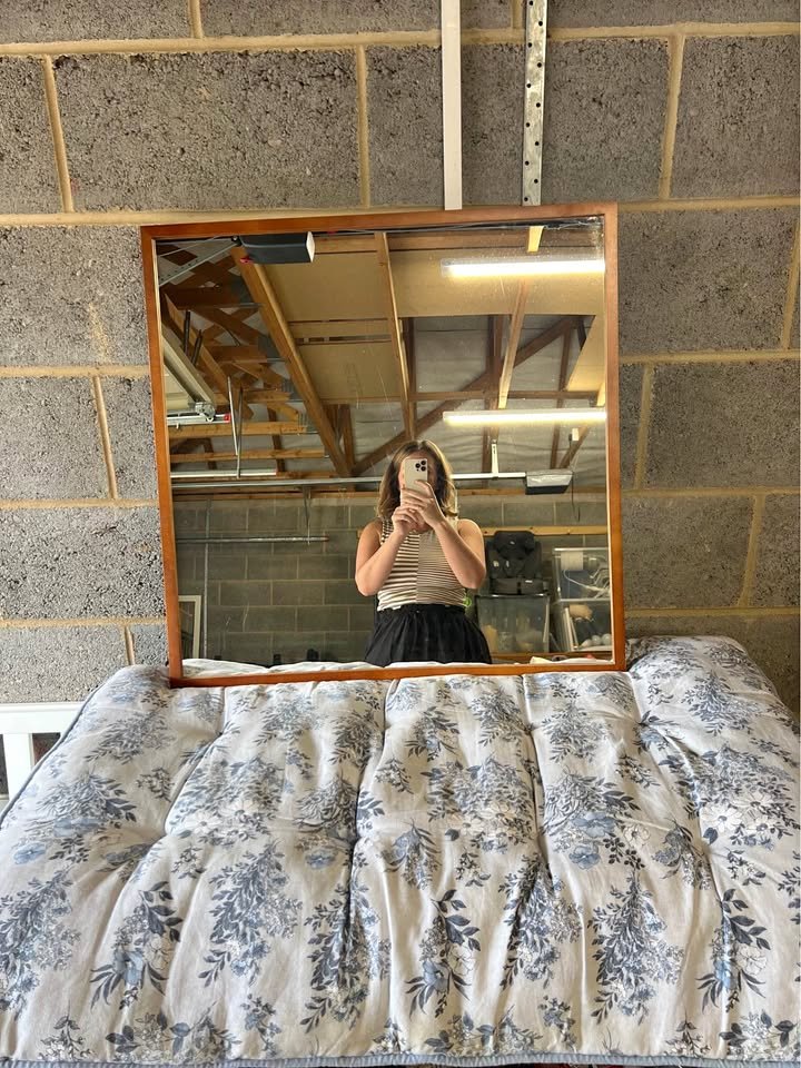 <a href="/SellingAMirror/">People Selling Mirrors</a> Confident. No messing. Simple.