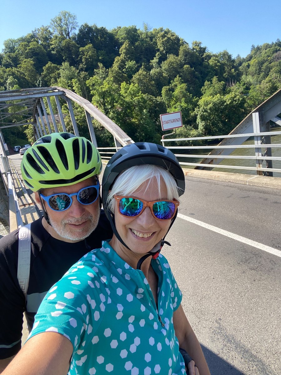 paradaplesa's tweet image. Stirje selfiji na 76 km kolesarjenju od Spilje- Bad Radkesburg in nazaj💪 mal sem zmahana in z zadnjico danes pocivava, za @bojan pozar pa mala mal’ca🤷♀️ cez par dni pa ponovno na katero od mnogih avstrijskih kolesarskih poti💪 jaz namrec kolesarim samo po urejenih kolesarskih…