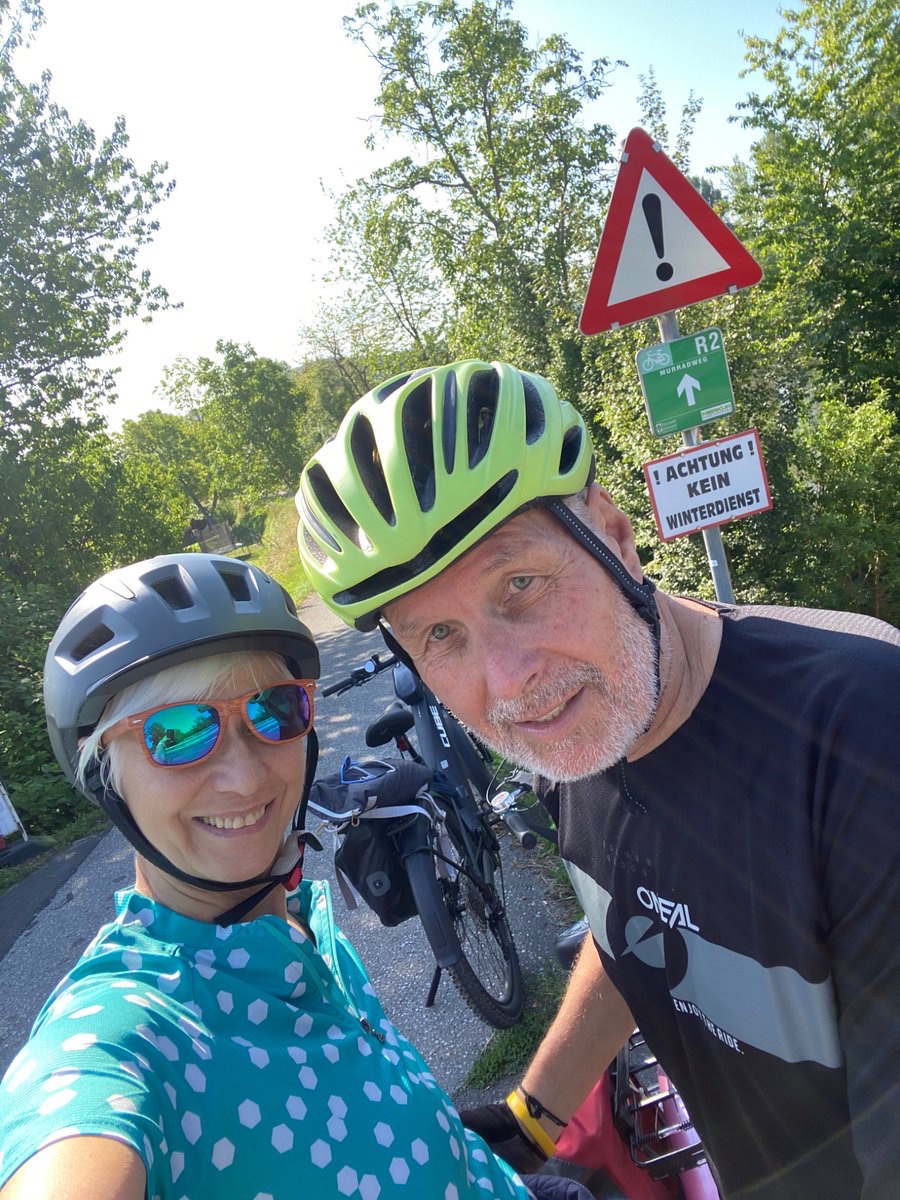 paradaplesa's tweet image. Stirje selfiji na 76 km kolesarjenju od Spilje- Bad Radkesburg in nazaj💪 mal sem zmahana in z zadnjico danes pocivava, za @bojan pozar pa mala mal’ca🤷♀️ cez par dni pa ponovno na katero od mnogih avstrijskih kolesarskih poti💪 jaz namrec kolesarim samo po urejenih kolesarskih…