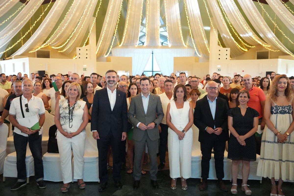 Ayuntamiento de Linares (@aytolinares) on Twitter photo ⚪ AGRICULTURA
La alcaldesa, <a href="/auxidelolmo/">Auxi del Olmo</a>, acompañó a los 84 agricultores de la comarca de #Linares beneficiarios de las ayudas para la renovación de maquinaria, en el acto de entrega de resoluciones que presidió ayer en Jaén el presidente de la Junta de Andalucía, Juanma Moreno. ⚪ AGRICULTURA
La alcaldesa, <a href="/auxidelolmo/">Auxi del Olmo</a>, acompañó a los 84 agricultores de la comarca de #Linares beneficiarios de las ayudas para la renovación de maquinaria, en el acto de entrega de resoluciones que presidió ayer en Jaén el presidente de la Junta de Andalucía, Juanma Moreno.