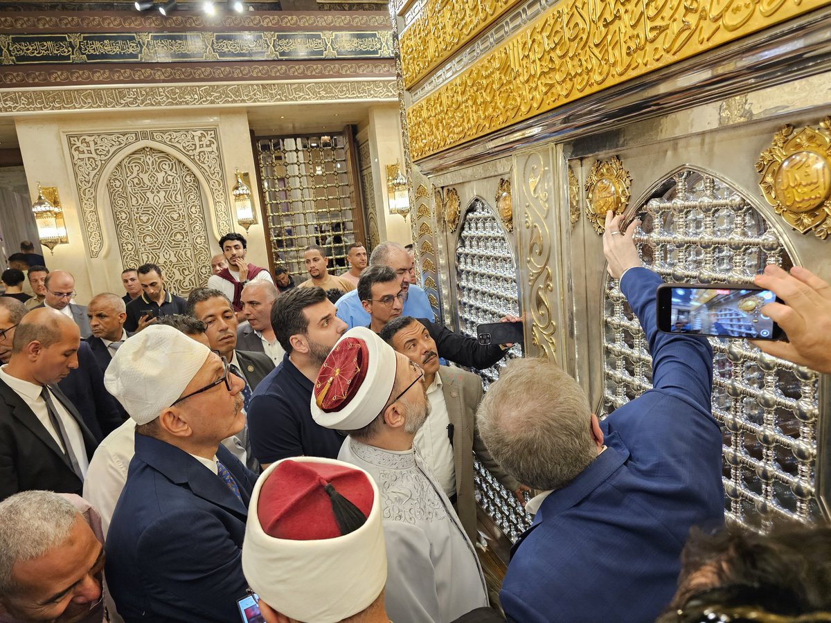 TurkishCairoAmb's tweet image. Together with our esteemed President of Religious Affairs, we visited the Hz. Huseyin  Mosque and the shrine of Hz Huseyin, and saw the sacred relics.