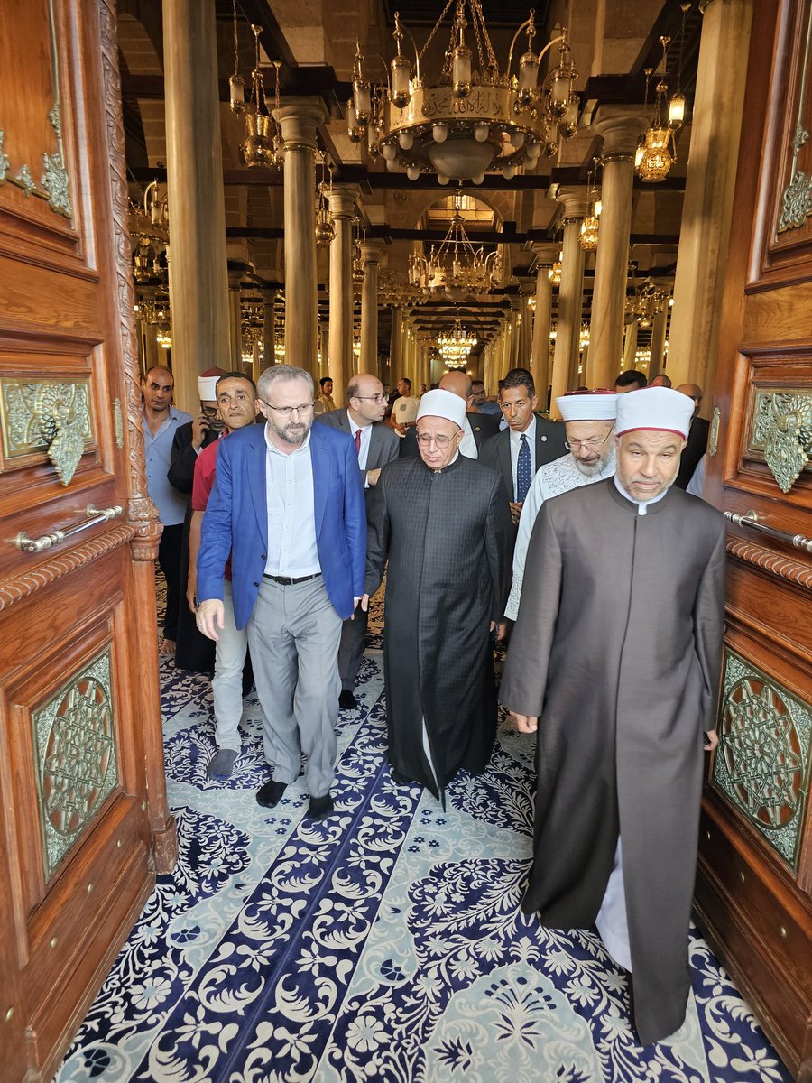 TurkishCairoAmb's tweet image. Together with our esteemed President of Religious Affairs, we visited the Hz. Huseyin  Mosque and the shrine of Hz Huseyin, and saw the sacred relics.