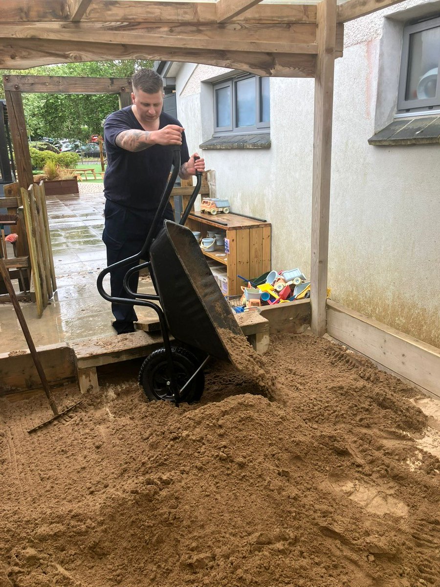 RNASCuldrose's tweet image. Sailors from the Royal Naval School of Flight Deck Operations at RNAS Culdrose volunteered last week to help a school in #Camborne #Cornwall. The team, led by Leading Airman Lee Gribble, revitalised the outdoor play area at Trevithick Learning Academy. @RoyalNavy #RNSFDO