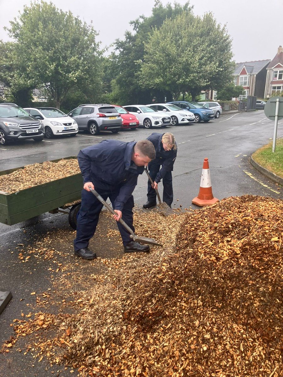 RNASCuldrose's tweet image. Sailors from the Royal Naval School of Flight Deck Operations at RNAS Culdrose volunteered last week to help a school in #Camborne #Cornwall. The team, led by Leading Airman Lee Gribble, revitalised the outdoor play area at Trevithick Learning Academy. @RoyalNavy #RNSFDO