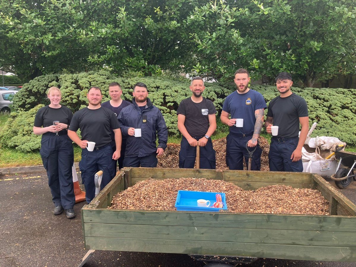 RNASCuldrose's tweet image. Sailors from the Royal Naval School of Flight Deck Operations at RNAS Culdrose volunteered last week to help a school in #Camborne #Cornwall. The team, led by Leading Airman Lee Gribble, revitalised the outdoor play area at Trevithick Learning Academy. @RoyalNavy #RNSFDO
