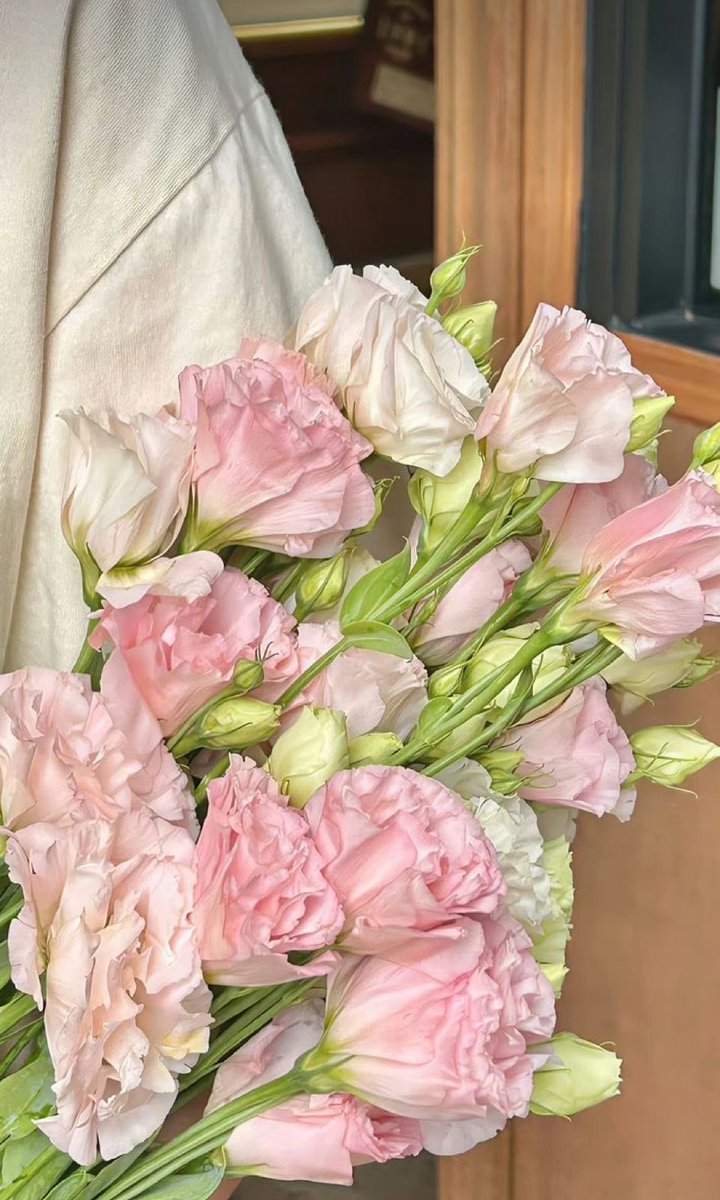 Amitisaaa's tweet image. گل مورد علاقم 
لیسیانتوس زیبا🥹