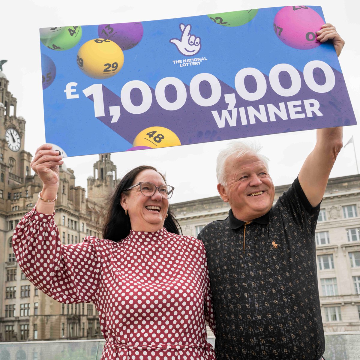 TNLUK's tweet image. Imagine returning home from a holiday as a millionaire! 😲
That is exactly what happened to Margaret and John who found out they’d won £1M on EuroMillions after going away to celebrate their Ruby 40th Wedding Anniversary 💛
#NationalLottery #GetThatEuroMillionsFeeling