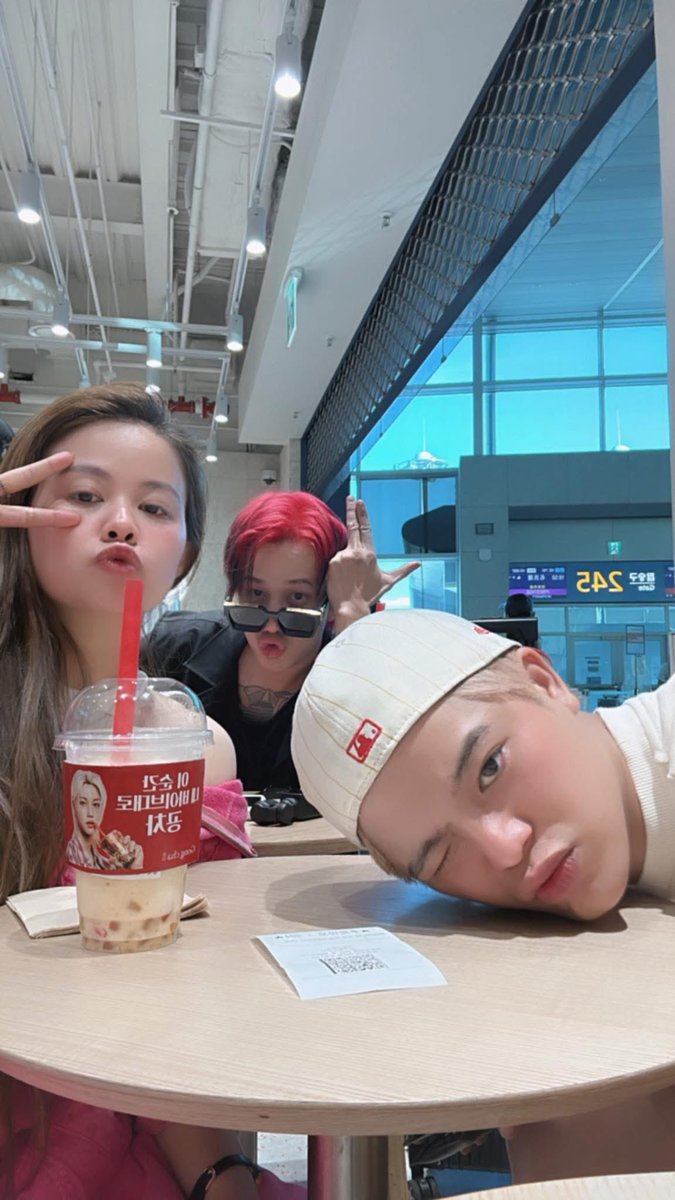 schatz1701's tweet photo. Stopover in Korea. Next stop: Las Vegas! 🔥
RHYDER is coming 🇺🇸✨

#RHYDER #AnhTraiSayHiConcert #anhtraisayhiconcertlasvegas #RHYDERinLasVegas https://t.co/GnA2CR20Hx