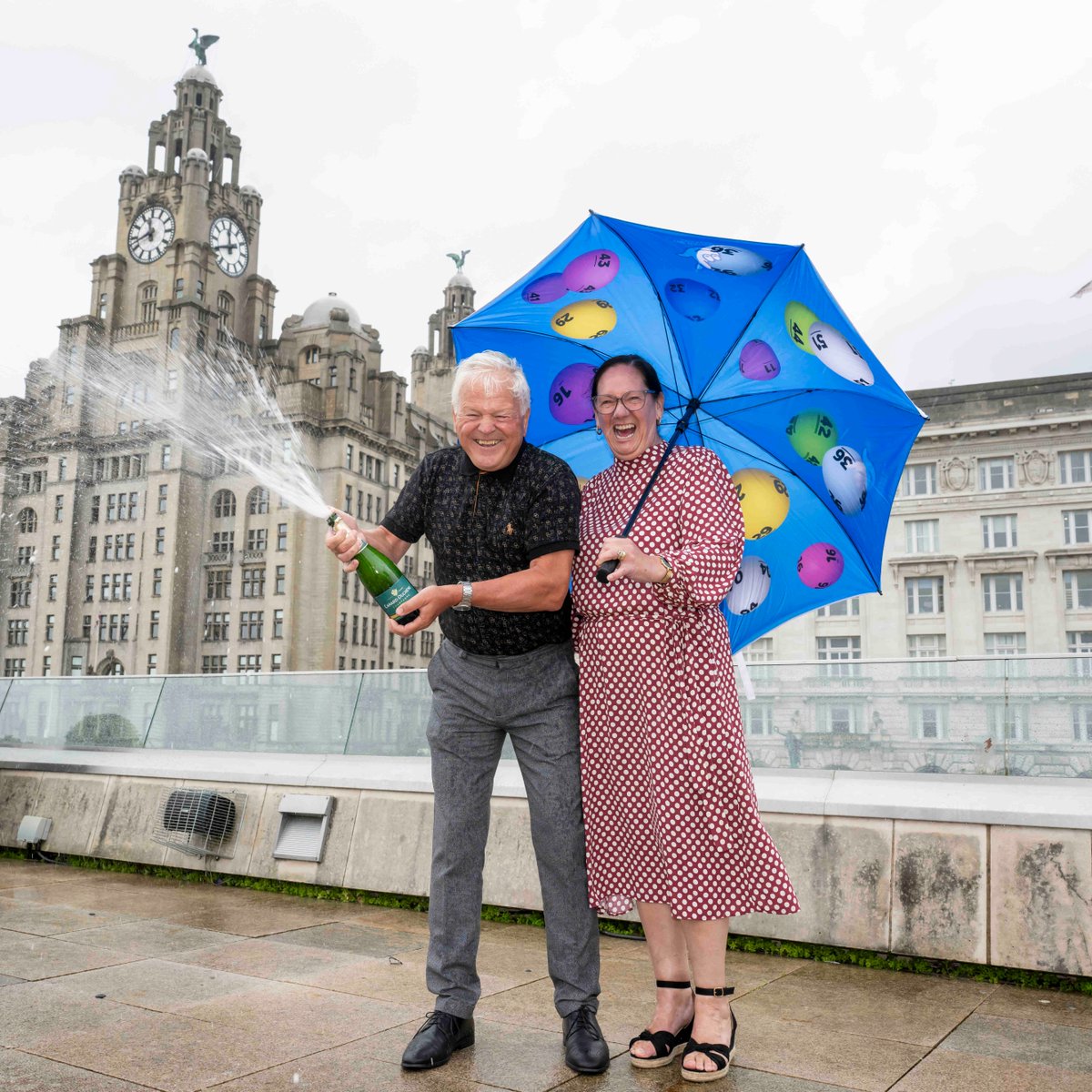 TNLUK's tweet image. Imagine returning home from a holiday as a millionaire! 😲
That is exactly what happened to Margaret and John who found out they’d won £1M on EuroMillions after going away to celebrate their Ruby 40th Wedding Anniversary 💛
#NationalLottery #GetThatEuroMillionsFeeling