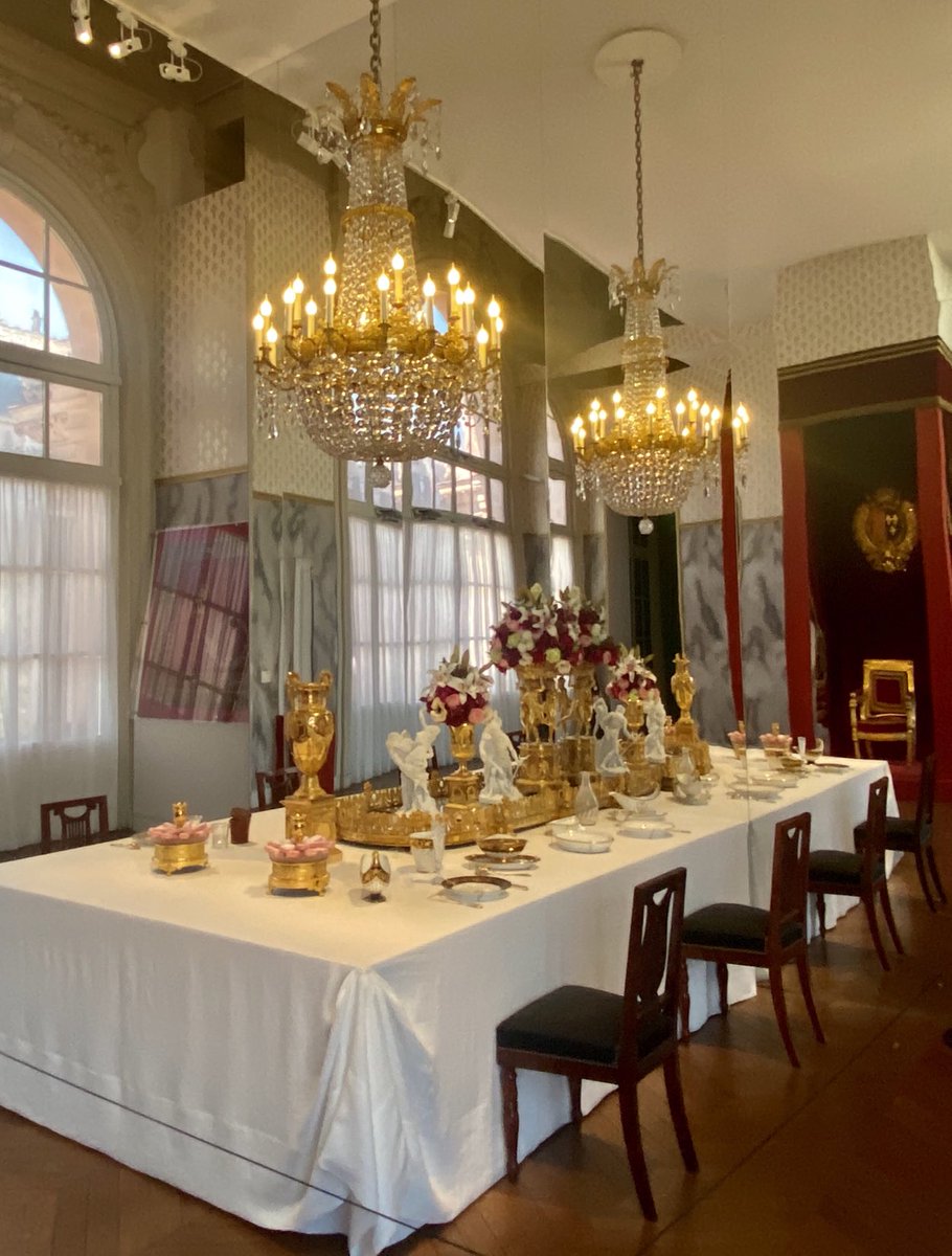 BFleurot's tweet image. Le Dernier Sacre : À la table du roi ( manufacture de Sèvres , service dit beau Beau bleu et le trône du roi 📸 B.Fleurot Galerie des Gobelins 😍🌸