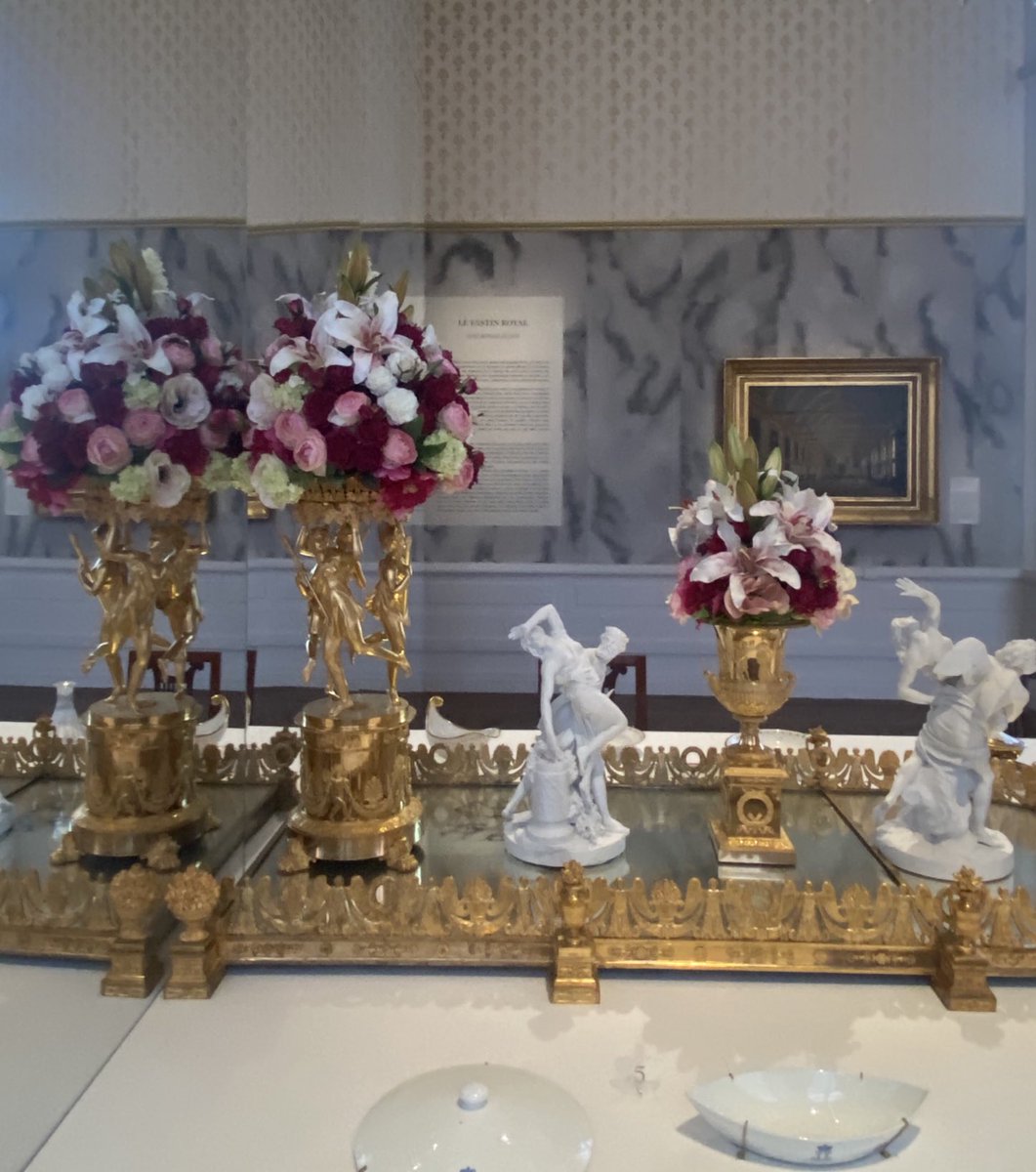 BFleurot's tweet image. Le Dernier Sacre : À la table du roi ( manufacture de Sèvres , service dit beau Beau bleu et le trône du roi 📸 B.Fleurot Galerie des Gobelins 😍🌸