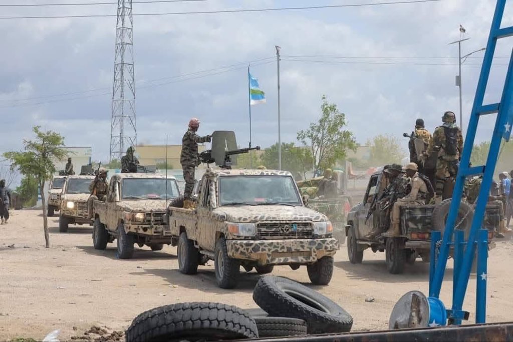 ShirwacOG's tweet image. Xassen Gurgurte intu degaanadi Reerkisa al shabab uga soo cararay ayu weeraray Balad xaawo oo Nabad ah. Aadan Yabal ninka ka so cararay Balad xaawo oo nabad ah maxa ka yaala? His sham elections? The guy lives for humiliation, He never learns his lessons.
Jubaland will prevail