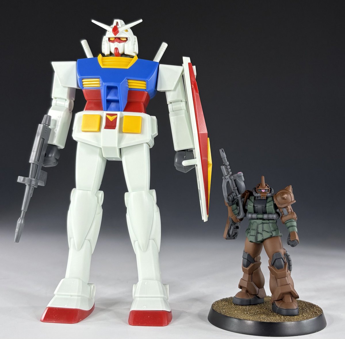 シャアザクを小改造してガルマ専用機のMS-06FSとして組みました
1/144のガンダムと並べると気持ちいい小ささ
 #ガンダムアッセンブル
