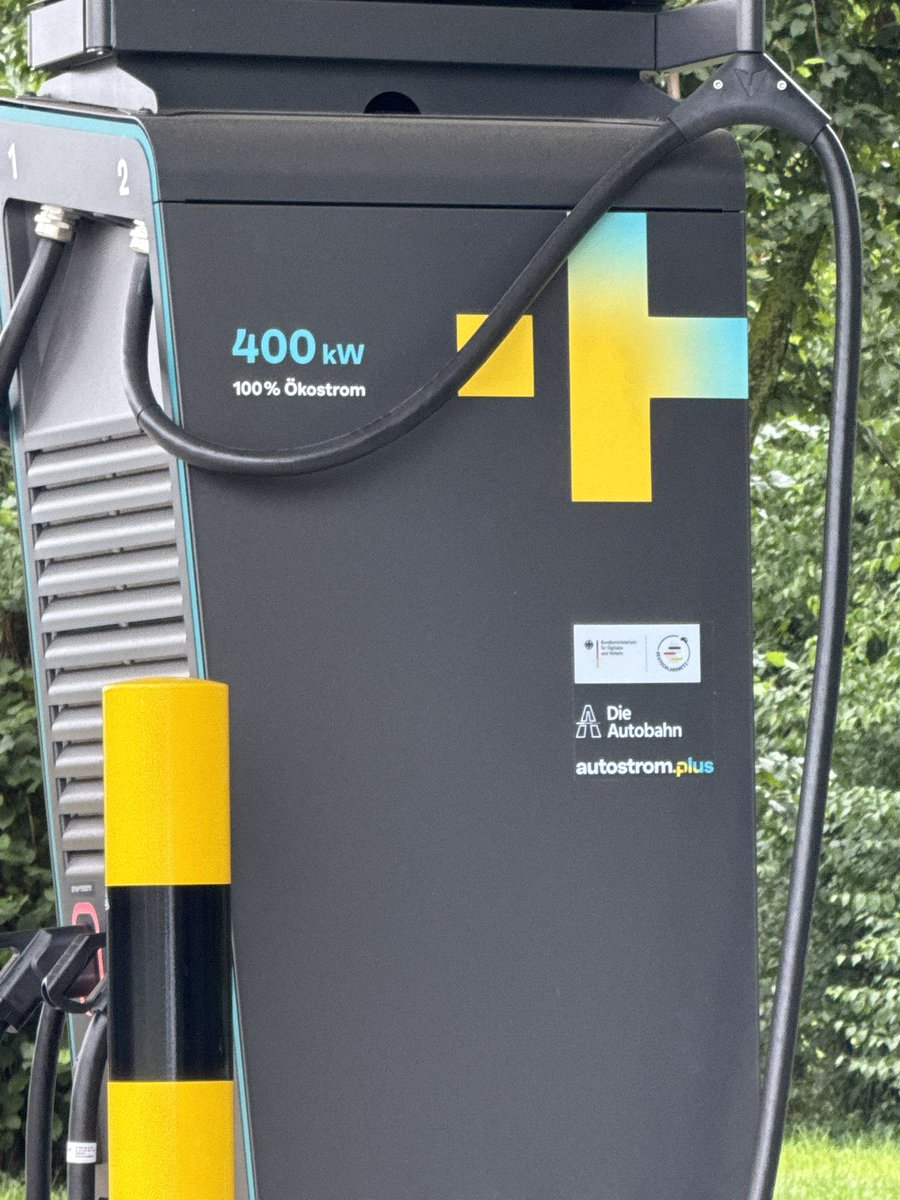 Strombock's tweet image. Ein Klassiker: Kommste an eine Ladestation des schönen Deutschlandnetzes, bist froh dass es auf der A31 überhaupt was gibt zum Laden, und dann stehst du vor defekten Ladesäulen von autostrom.plus die keinen Strom für dich haben. 🤬
DAS ist das Problem wenn es nicht genug…