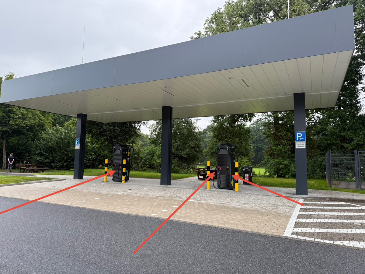 Strombock's tweet image. Ein Klassiker: Kommste an eine Ladestation des schönen Deutschlandnetzes, bist froh dass es auf der A31 überhaupt was gibt zum Laden, und dann stehst du vor defekten Ladesäulen von autostrom.plus die keinen Strom für dich haben. 🤬
DAS ist das Problem wenn es nicht genug…