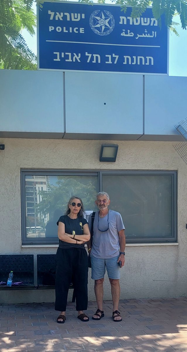 gaby_lasky's tweet image. ליוויתי את קובי להגיש תלונה נגד רוכב האופנוע שתקף אותו באכזריות בזמן שהפגין למען החטופים
מסתבר שהתוקף האליםוהשקרן טען בחקירתו שקובי בן ה74 תקף אותו ולכן קובי נחקר על תקיפה!
ההסתה שמובילה לאלימות זו מדיניות במטרה להפחיד ולהשתיק.
נלווה את קובי בכל ההליכים המשפטיים
@AtzurimHafganot