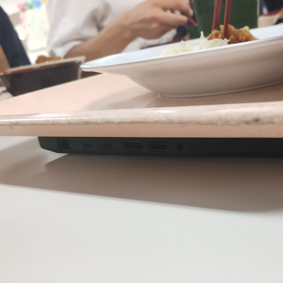 kAikvvf's tweet image. ん？なんかおかしいぞ？（先輩のお盆）