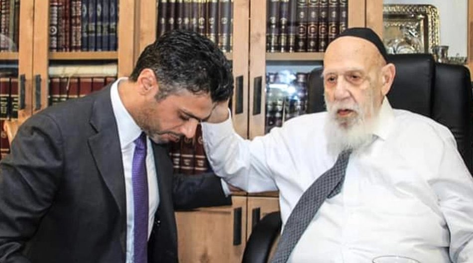 في 5 يونيو 2017، قطعت #الإمارات علاقاتها مع #قطر بدعوى “دعم الإرهاب”، وأغلقت السفارة فورًا!

اليوم، جيش الاحتلال الصهيوني يرتكب في #غزة مجازر تُبيد البشر والحجر، يُحاصرهم حتى الموت جوعًا، ويقصفهم بلا رحمة…

ورغم ذلك، سفارة الإمارات لا تزال مشرّعة الأبواب في #تل_أبيب!
وسفير