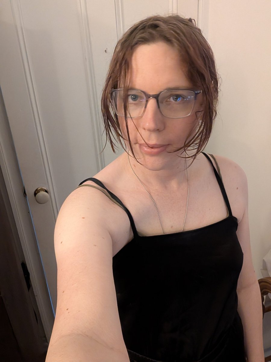 PotatoPie1_'s tweet photo. It's kinda wild how in only a year of HRT I went from that to this and it's only been a year kinda excited for this next year ahead and so much happier 
#transgender #mtf #trans https://t.co/RV3KePJAfT