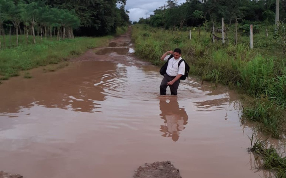 dlopezcolin's tweet photo. En el Darién, tierra de selva y silencio, más conocido como ruta de migrantes, late una historia menos contada: la de su gente. Allí, la Iglesia Católica cumple 100 años de misión incansable, sembrando fe, esperanza y consuelo entre los olvidados. https://t.co/aX0VV8fP9C