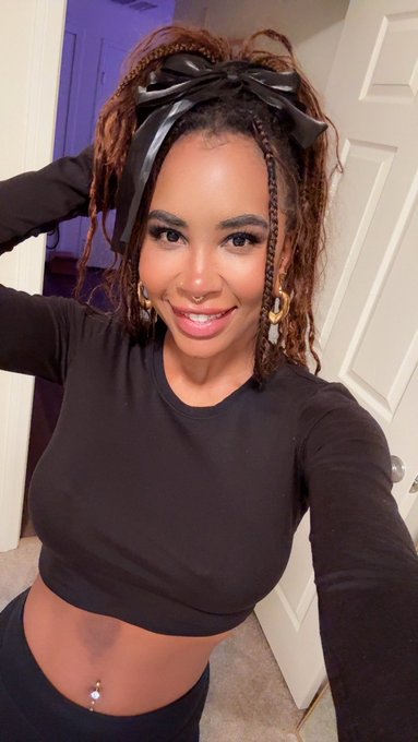 Watch 🎀 Demi 🦇's leaked NSFW photo on TwXstars