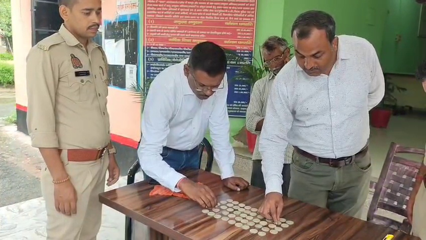 UPkesari's tweet photo. मैनपुरी में मकान की नींव खुदाई के दौरान मिले चांदी के सिक्के, ASI की टीम ने की सिक्कों की जांच
#MainpuriNews #ASITeam #SilverCoins #ExcavationofHouse #BreakingNews @Uppolice https://t.co/80n60Velku