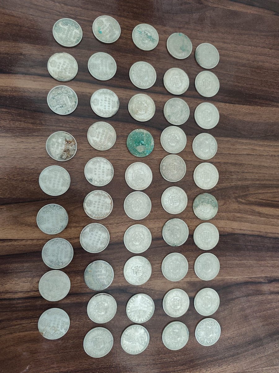 UPkesari's tweet photo. मैनपुरी में मकान की नींव खुदाई के दौरान मिले चांदी के सिक्के, ASI की टीम ने की सिक्कों की जांच
#MainpuriNews #ASITeam #SilverCoins #ExcavationofHouse #BreakingNews @Uppolice https://t.co/80n60Velku