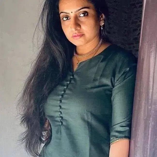 nishachauha's tweet image. जब मन भारी हो
आंखे नम हो...
शिकायतें ना हो
उसे कहते हैं सब्र...