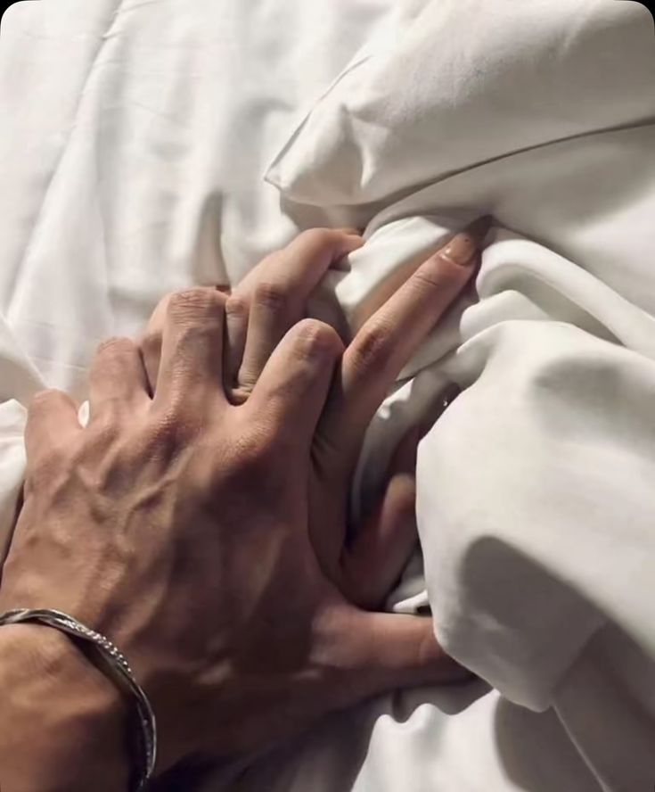 الصباح الذي يبدأ بعناقك 
يحمل ألوان الطيف
ونسمات الصيف
وفراشات الحقول
وأزهار الربيع
وحنين الخريف
ورائحة المطر
صباح يسافر بي عمرا
ثم يعود بي الى أحضانك ثملة بأنفاسك
ياله من صباح
#سما