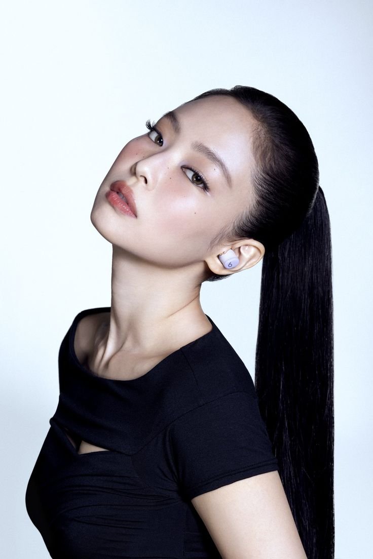 BPxSpotify's tweet image. #JENNIE (10) is now the female K-pop soloist with the most songs over 100 million streams on Spotify, surpassing IU (9).