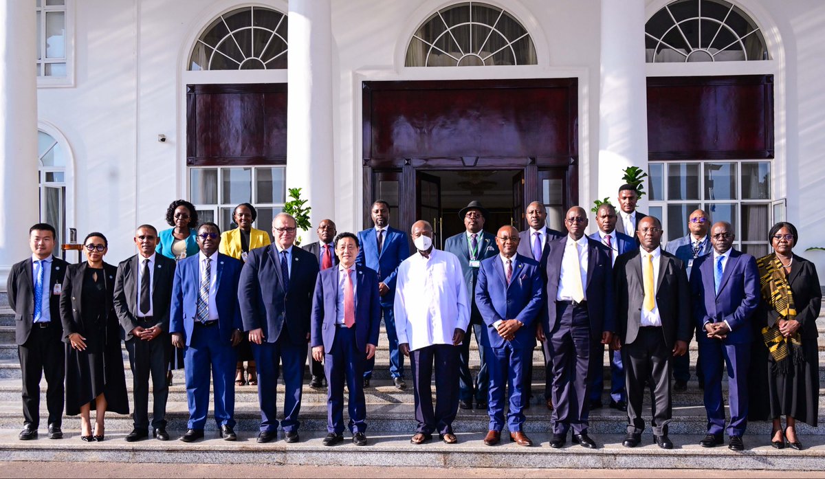 GCICUganda's tweet image. 𝐏𝐑𝐄𝐒𝐈𝐃𝐄𝐍𝐓 𝐌𝐔𝐒𝐄𝐕𝐄𝐍𝐈 𝐌𝐄𝐄𝐓𝐒 𝐅𝐀𝐎 𝐃𝐈𝐑𝐄𝐂𝐓𝐎𝐑 𝐆𝐄𝐍𝐄𝐑𝐀𝐋
Yesterday, H.E. @KagutaMuseveni met and held fruitful discussions with the Director General of the Food and Agriculture Organization (FAO) of the United Nations, H.E. Qu Dongyu at State House,…