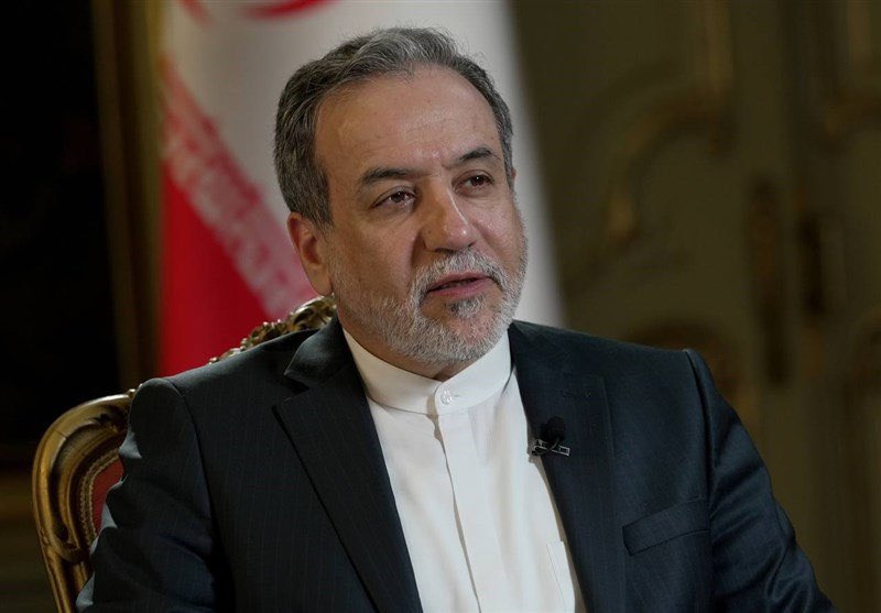 abdolahinafise1's tweet image. عراقچی در گفتگو با فاکس نیوز:
نمیتوانیم از غنیسازیمان صرفنظر کنیم.
شعار «مرگ بر آمریکا» در واقع اشاره به سیاستهای ایالات متحده دارد، نه به مردم این کشور.
سیاستی برای ترور هیچ فردی در خارج از کشور نداریم، چه رسد به رئیسجمهور کشور دیگر.