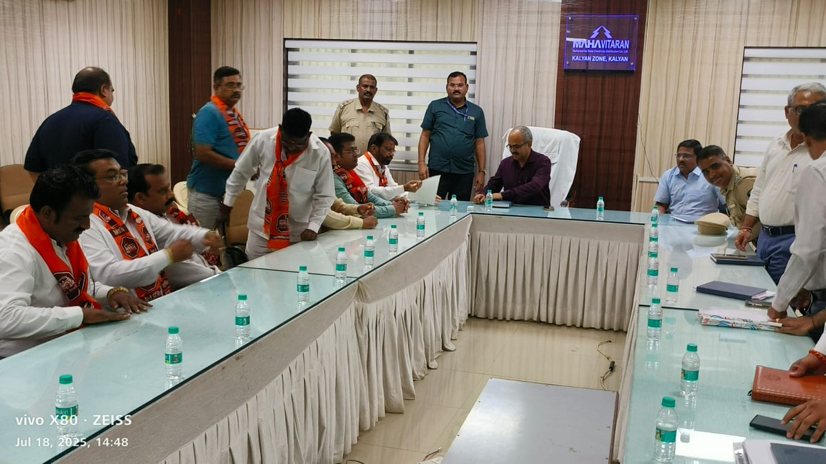 bandu_deshmukh's tweet image. उल्हासनगर म.न.सेनेच्या वतीने महावितरणचे मुख्यअभियंता चिंतामणी मिश्रा यांची भेटघेऊन शहरातील विजेच्या तक्रारी संदर्भात चर्चा करण्यात आली यात प्रामुख्याने स्मार्टमिटरला मनसेचा विरोध असल्याचे स्पष्ट करण्यातआले.विजमिटर बदलतांना ग्राहकांची लेखीपरवानगी घेण्यात यावी अशी मागणी करण्यात आली