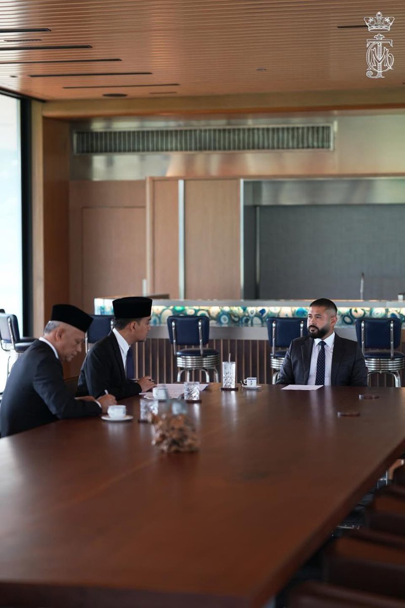 HRHJohorII's tweet image. Duli Yang Amat Mulia Tunku Mahkota Ismail, Pemangku Sultan Johor terima mengadap YAB Dato' Onn Hafiz Bin Ghazi, Menteri Besar Johor, YB Dato’ Haji Asman Shah Abd. Rahman, Setiausaha Kerajaan Johor dan pegawai-pegawai Kerajaan Negeri Johor pada hari ini, 22 Julai 2025.
Dalam…