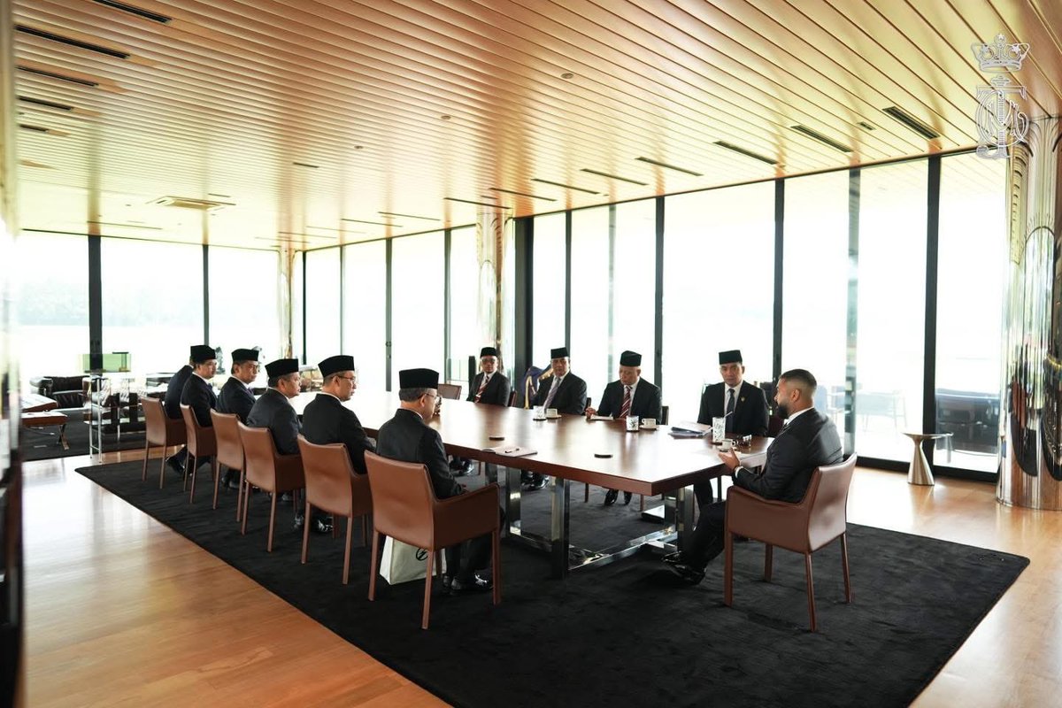 HRHJohorII's tweet image. Duli Yang Amat Mulia Tunku Mahkota Ismail, Pemangku Sultan Johor terima mengadap YAB Dato' Onn Hafiz Bin Ghazi, Menteri Besar Johor, YB Dato’ Haji Asman Shah Abd. Rahman, Setiausaha Kerajaan Johor dan pegawai-pegawai Kerajaan Negeri Johor pada hari ini, 22 Julai 2025.
Dalam…