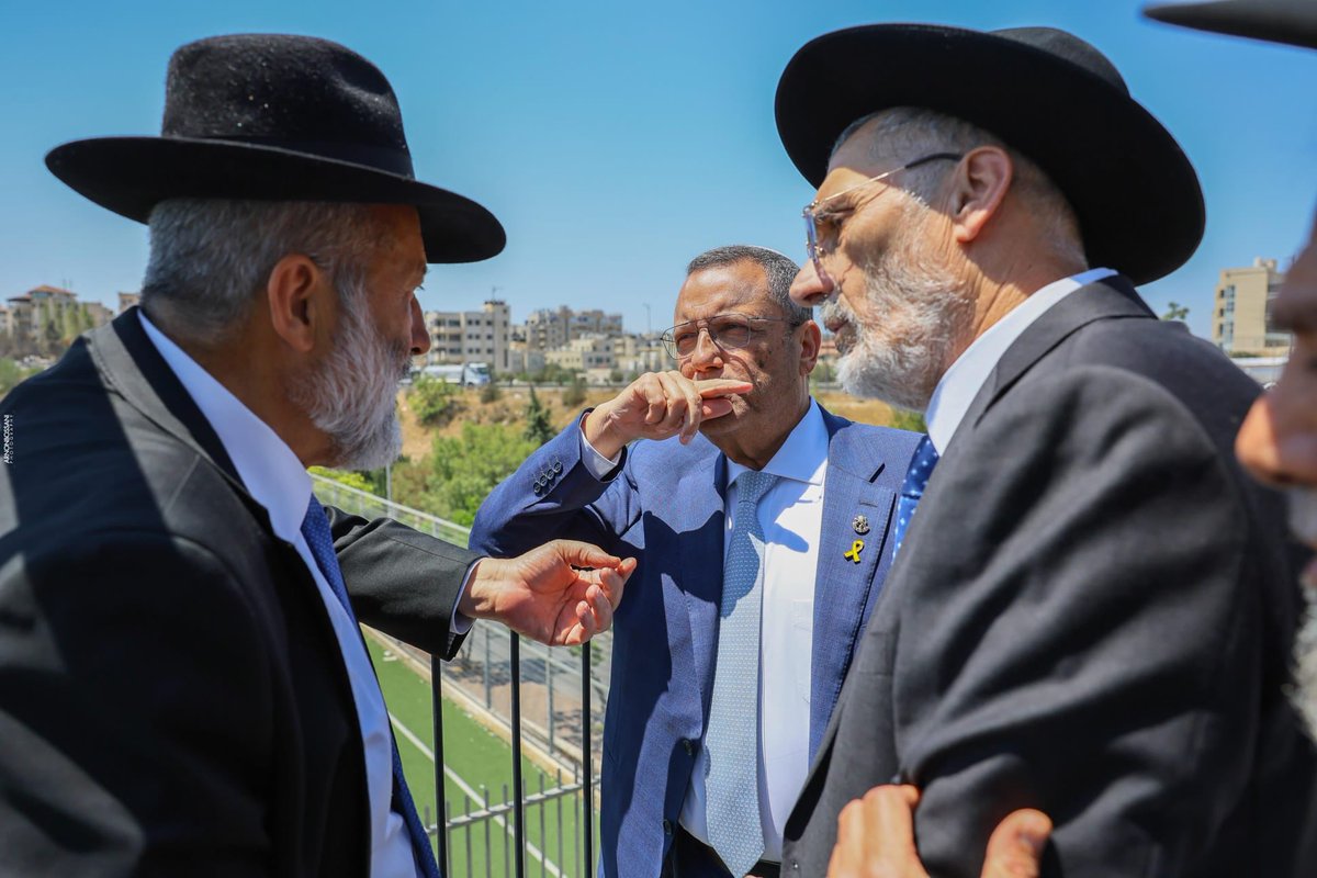 Israelcohen911's tweet image. רגע של נחת בצל המשברים הקואלציונים בכנסת: יו"ר ש"ס אריה דרעי, ראש עיריית ירושלים משה ליאון, סגן ומ"מ ר"ע י-ם ומחזיק תיק הכספים והחינוך צביקה כהן, בשיחה על תנופת הבניה והתרחבות הגדולה במוסדות החינוך הצפויה במוסדות הספרדים בעיר בשנת הלימודים הבאה.