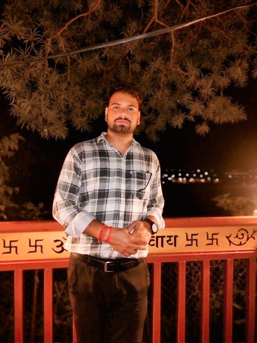 होते रहेंगे तमाशे ताउम्र गालीब, 
तुम अपने किरदार का ख्याल रखना ।।