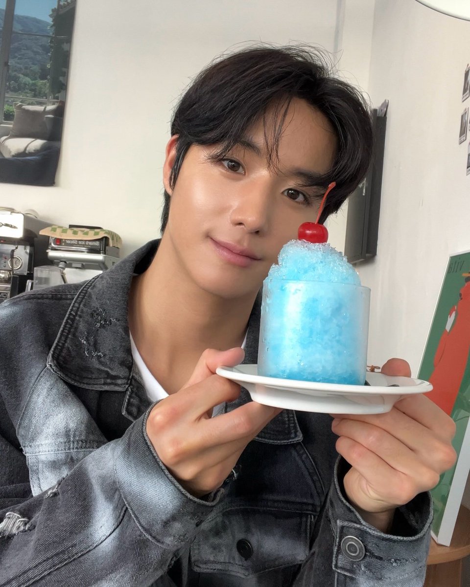 ATBO_members's tweet photo. 구름 이쁜 날☁️
#정승환 #スンファン #ATBO #jeongseunghwan #오늘뭐했씅 #옷샀씅 https://t.co/x4r2RwbVNb
