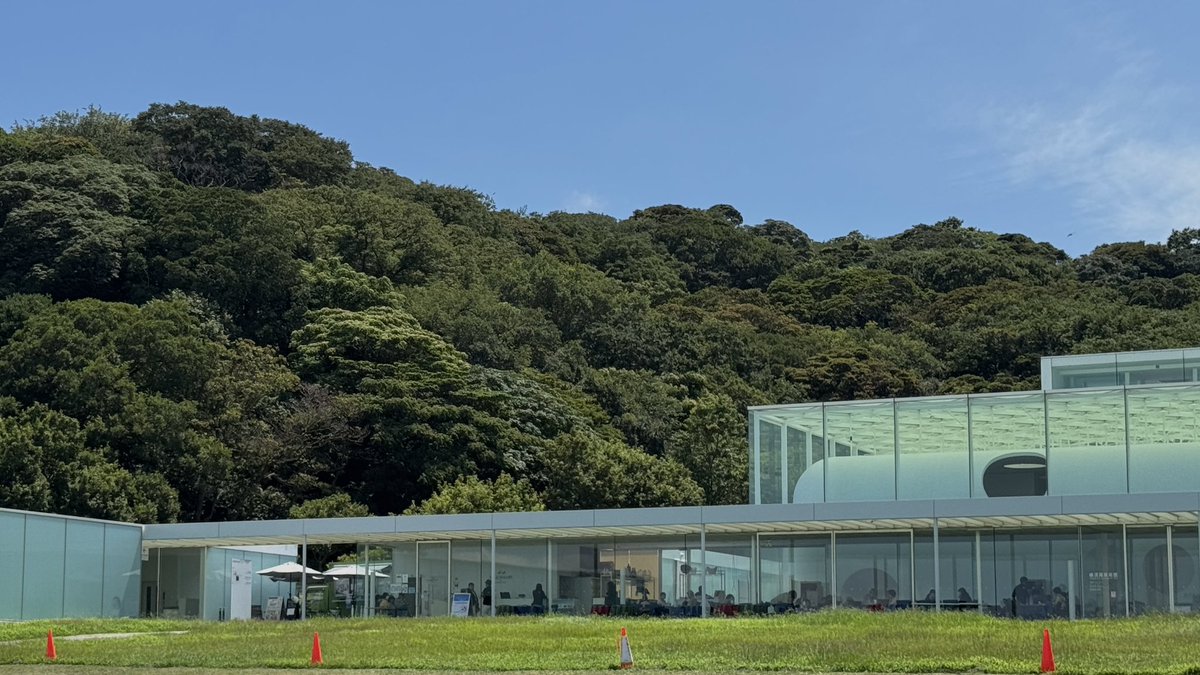 横須賀美術館へ