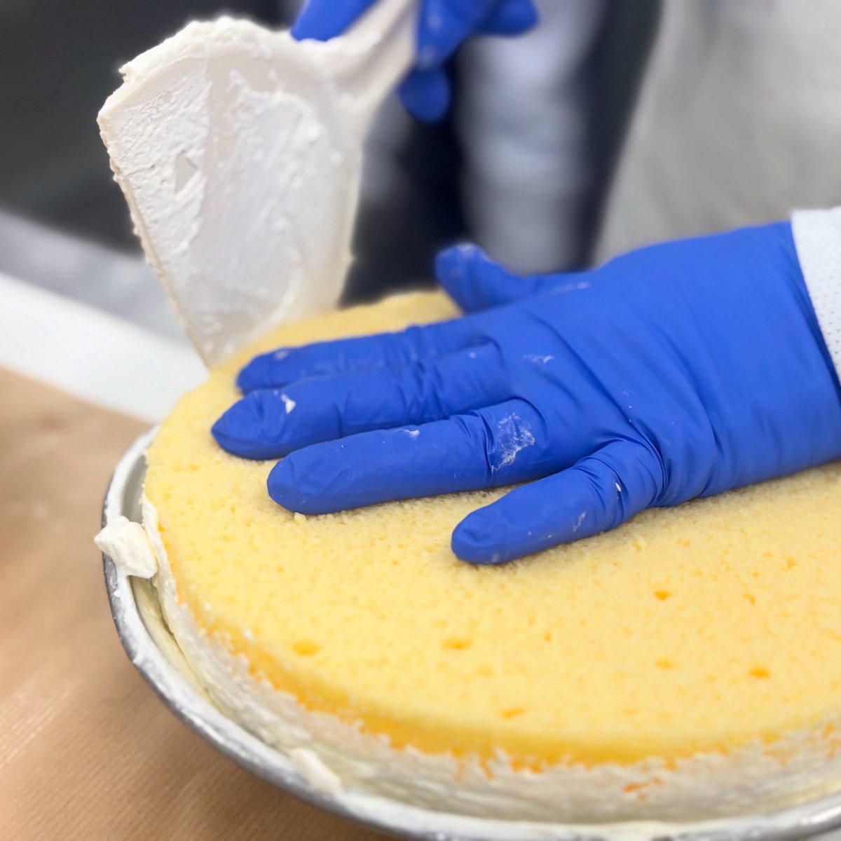 手作り業務用ケーキメーカー•製造の株式会社全菓SNS事業部です。

暑い日が続いてますが今日もケーキ作ってます。

#手作りケーキ #業務用ケーキ #冷凍ケーキ #スポンジケーキ  #もっと力になれるはず #お菓子で笑顔を #お菓子で笑顔を届けたい #お菓子で笑顔に #手間軽減 #人手不足解消