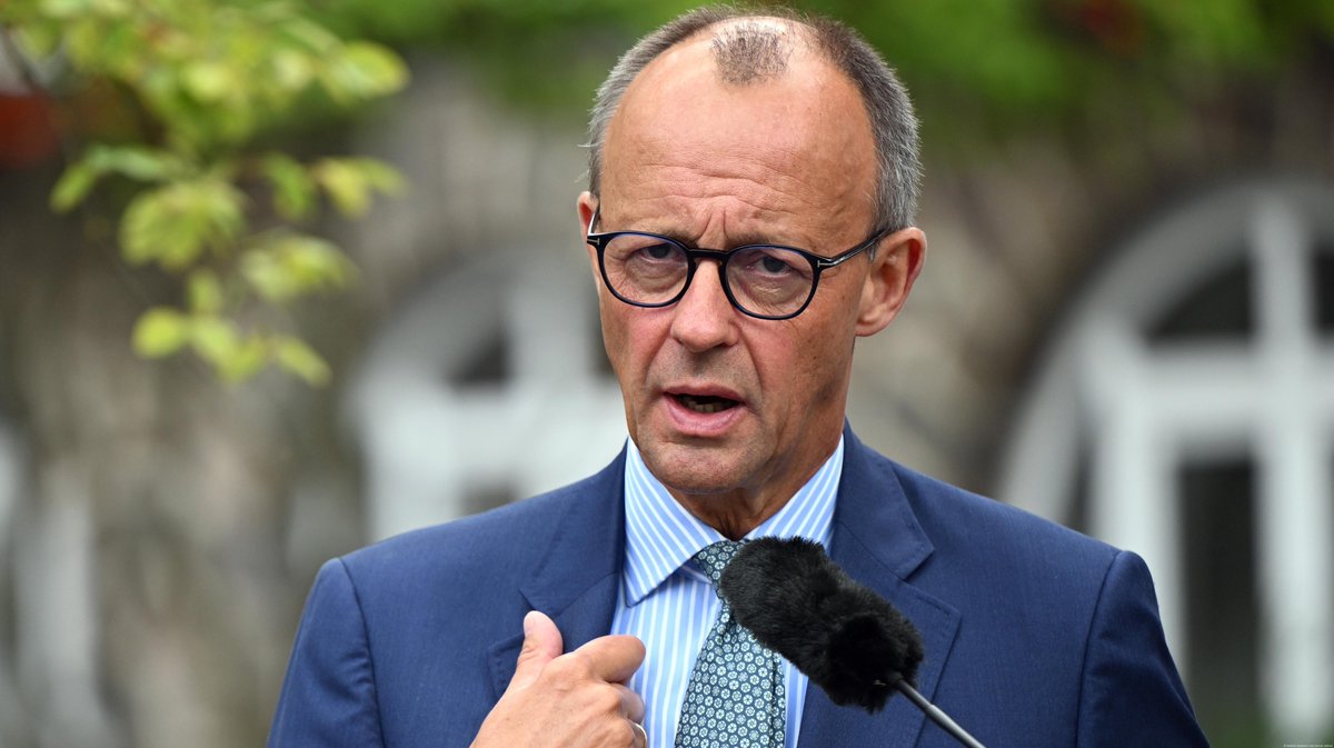 Мерц против запрета автомобилей с ДВС, о котором думают в Еврокомиссии. Канцлер Германии назвал идеи обязать компании и прокатные конторы покупать только электромобили "неправильными" и "игнорирующими потребности". Необходимо сохранять "технологическую открытость", заявил Фридрих