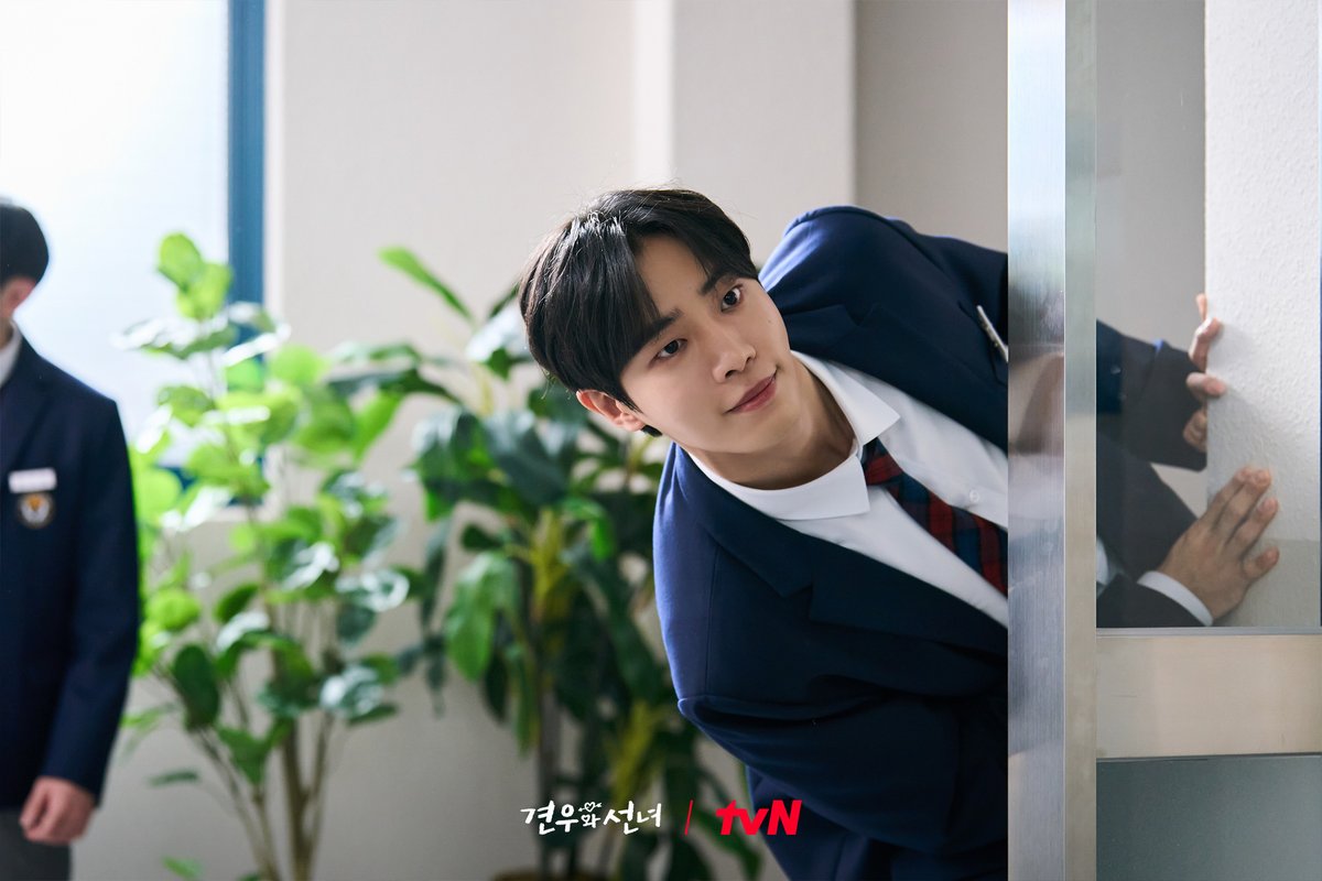 CJnDrama's tweet photo. 견우 잡아먹고 폭풍 플러팅 중인 봉수 (´｡• ᵕ •｡`) ♡
성아: (｡•̀ ⤙ •́ ｡ꐦ)
…
그리고 또 다른 위기?!😲

[월화] 저녁 8:50 방송 | tvN
#같이달려tvN #견우와선녀 #HeadOverHeels https://t.co/swHHv1xm3o