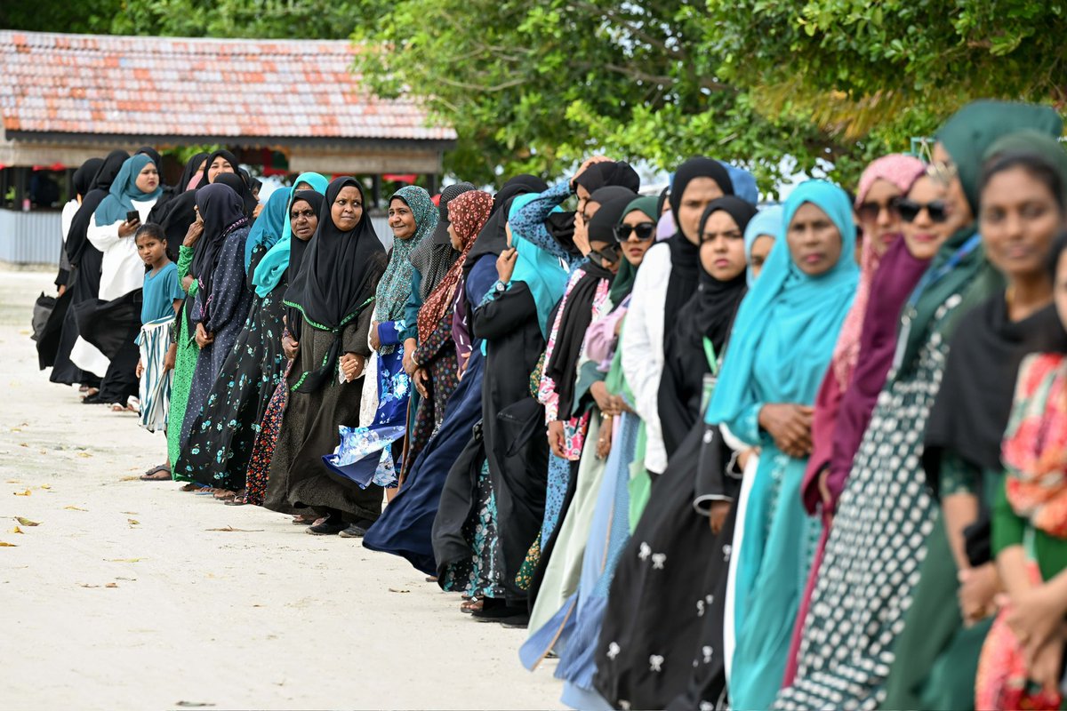 President Dr <a href="/MMuizzu/">Dr Mohamed Muizzu</a> arrives in Noonu Atoll Landhoo. Upon his arrival, the President was warmly received by the residents. Landhoo is the fifth destination of the President’s tour of the 13 inhabited islands in the Noonu atoll. 

#RayyithunGaathah #NoonuVisit