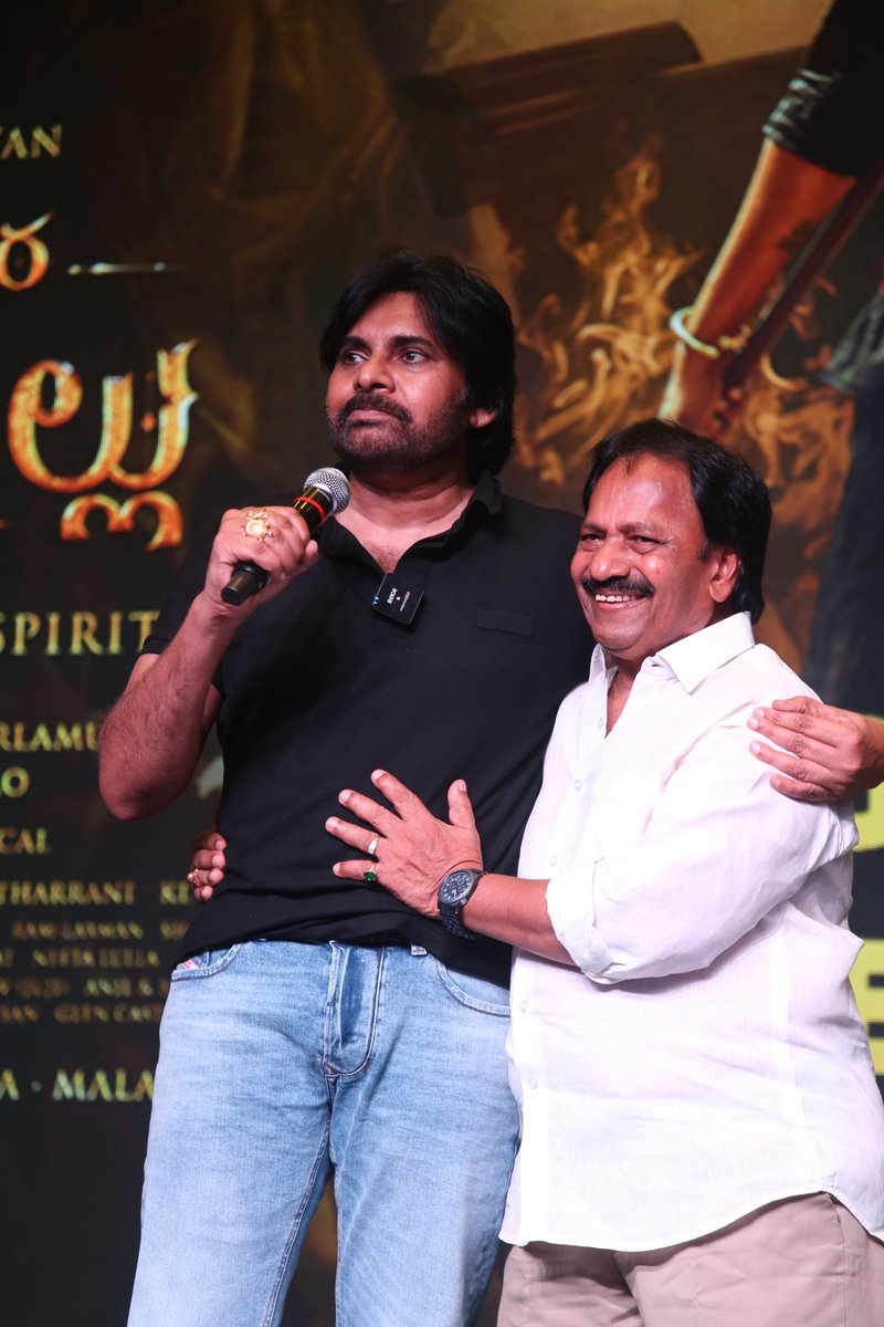 నాకు అన్నం పెట్టిన సినీ పరిశ్రమకు, నన్ను నమ్మిన నిర్మాతకు నేను అండగా ఉంటాను : 'హరి హర వీరమల్లు' ప్రెస్ మీట్ లో పవర్ స్టార్ పవన్ కళ్యాణ్

ప్రాంతీయ సినిమాని జాతీయ స్థాయికి తీసుకెళ్లిన వ్యక్తి ఎ.ఎం. రత్నం గారు: పవర్ స్టార్ పవన్ కళ్యాణ్

#Pawanakalyan <a href="/PawanKalyan/">Pawan Kalyan</a> #HariHaraVeeraMallu