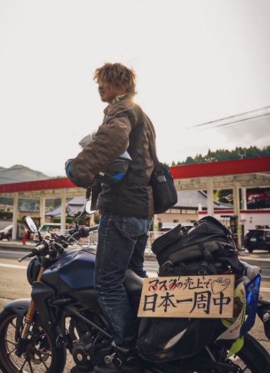 cb250r_b's tweet photo. バイクで日本一周していたら総フォロワー20万人行ってた🏃‍➡️

どうやってフォロワー増えたのか、これから記事にしていく！

https://t.co/7ipH1y87BL

いままで言えなかったこと。

日本一周は建前

本当は尾行されてました。。
よかったら見てね

#マスクの売上で日本一周
#バイク乗り
#日本一周 https://t.co/WpchnIMJDs