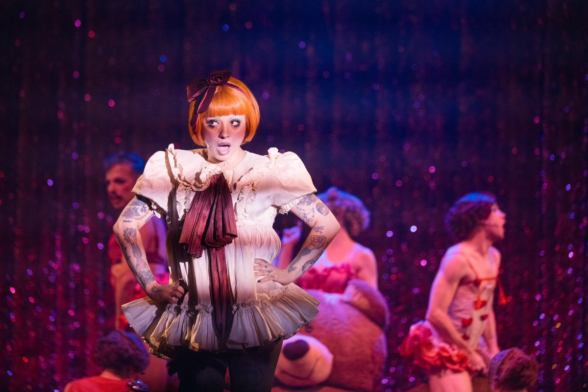 Me declaro antiactriz, anticantante, antihegelianista, pero sobre todo antipoeta, como Nicanor. Yo voy por el mundo revoloteando el gallinero, a veces actuando de actriz, otras veces cantando de cantante, mientras menstruo por los ojos.
Algunos dicen: “grita demasiado, exagera”.