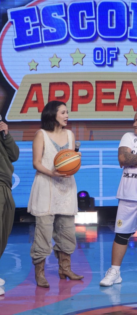 So pretty—our ray of sunshine on this cloudy and rainy day, <a href="/anakarylle/">karylle</a> ! You light up the world with your beauty, warmth, and gentle glow. ✨⛈️🤍

 #ShowtimeHereForYou